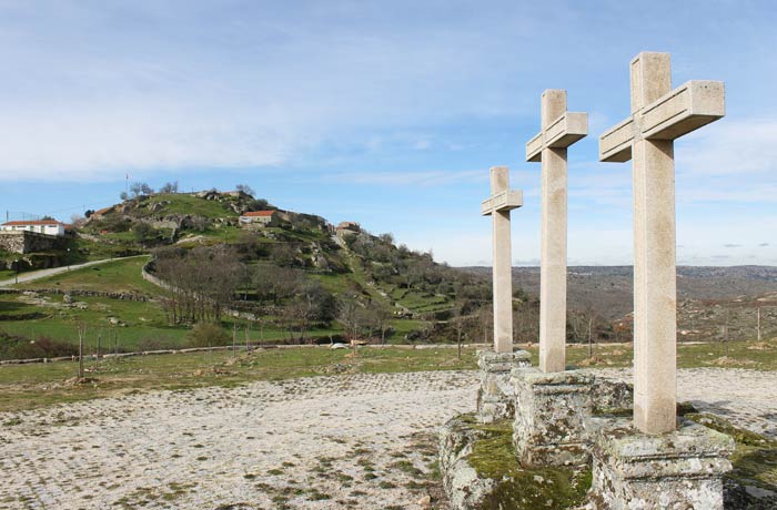 Calvario y vista de Castelo Bom al fondo