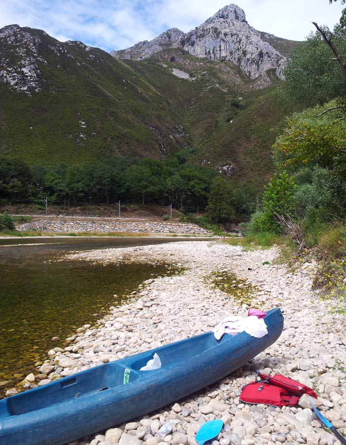 Canoa y paisaje del río Sella