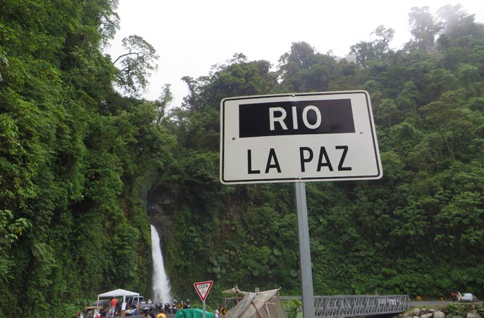 El río La Paz y su catarata a su paso por la carretera