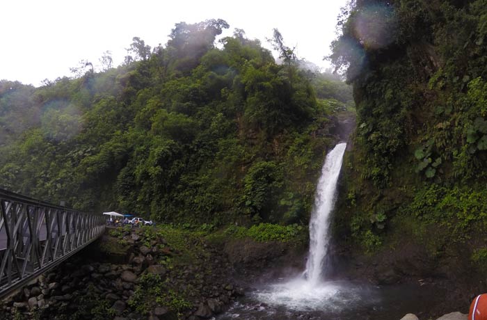 Vista de la Catarata de La Paz desde la carretera