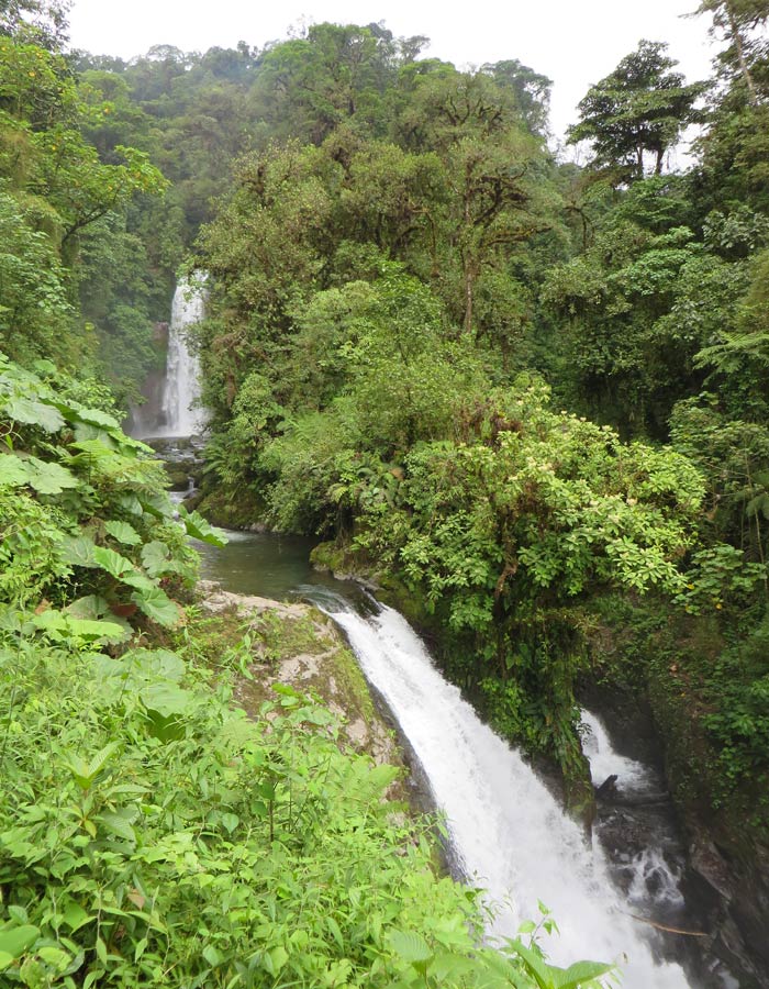 Cataratas Encantada y Escondida en primer plano y al fondo Magia Blanca