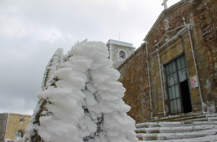 Hielo junto a la iglesia del Santuario Peña de Francia