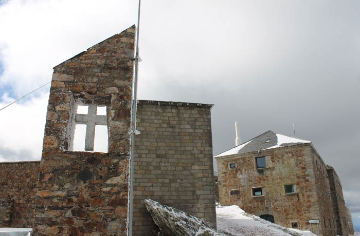 La hospedería de la Peña de Francia, a la derecha