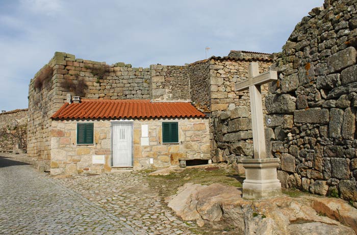 Restos de la muralla de Castelo Bom