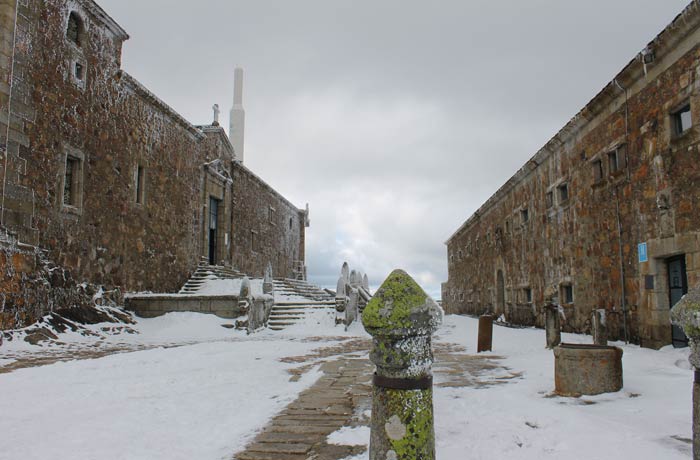Iglesia de Santuario a la izquierda y hospedería a la derecha Peña de Francia