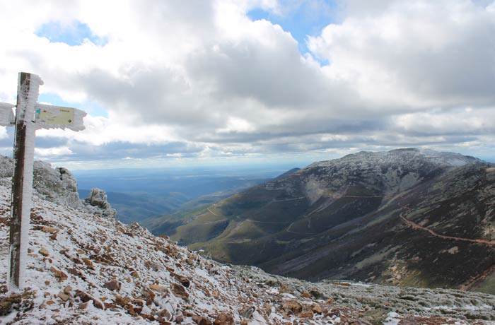 Panorámica del Paso de los Lobos y señalización de la ruta a Monsagro Peña de Francia