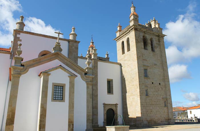 Vista de la Concatedral desde el mirador sobre el río Duero qué ver en Miranda do Douro