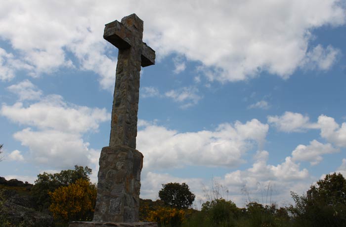 Cruz junto al mirador de la desembocadura del Esla