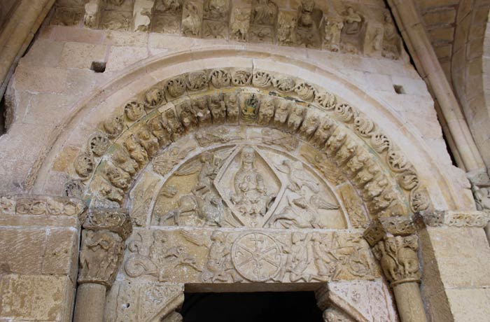 Portada del Santuario de Nuestra Señora de la Peña Senda de los dos Ríos