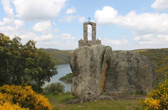 Restos de la ermita de San Vicente Cascada de Abelón