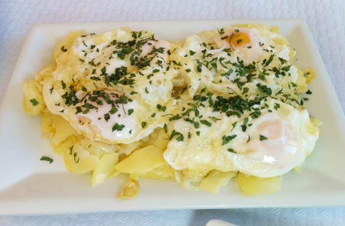 Fuente de huevos con patatas comer Ciudad Encantada