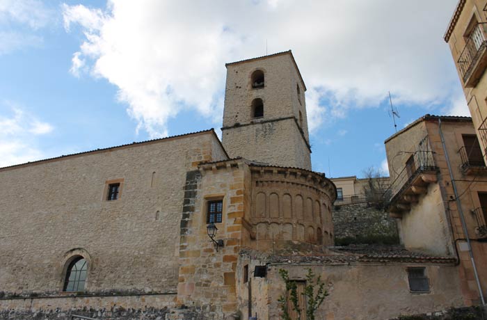 iglesia de Santiago en Sepúlveda al comienzo de la ruta Senda de los dos Ríos