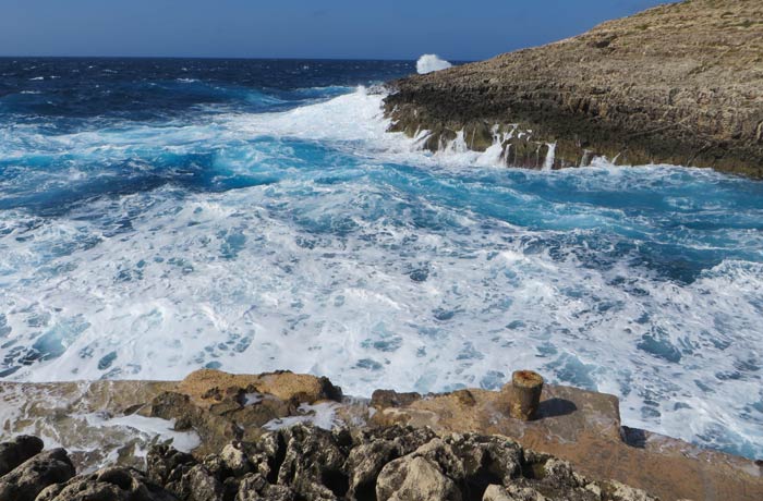 Mal estado del mar en la piscina natural de Wied iz-Zurrieq Gruta Azul Malta