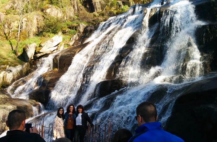 Visitantes en la pasarela de hierro de la Cascada del Caozo