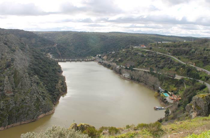 Río Duero con la presa de Miranda al fondo y el embarcadero del crucero ambiental a la derecha