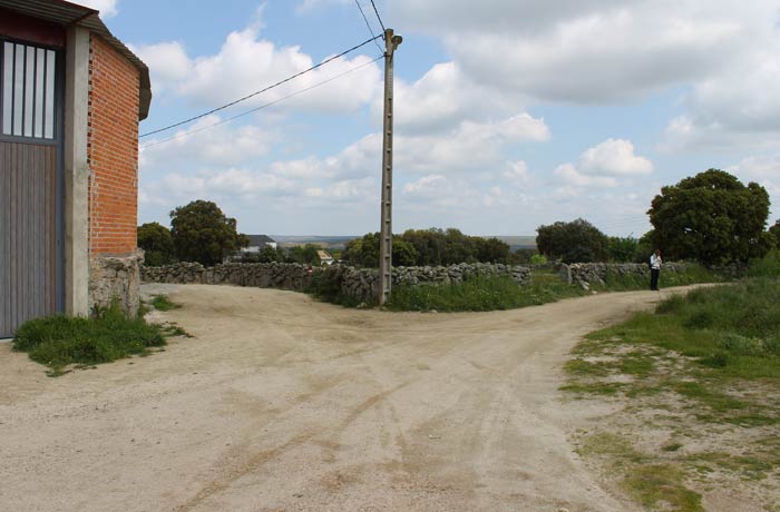 Bifurcación nada más salir de Abelón donde hay que tomar el camino de la derecha