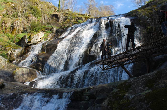 Pasarela de hierro y Cascada del Caozo