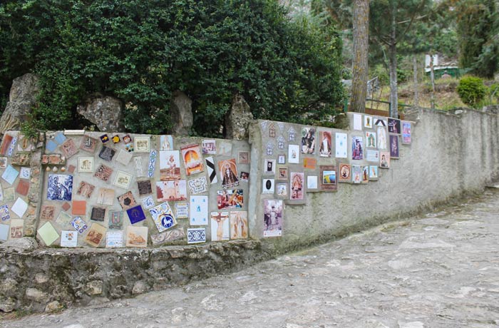 Azulejos con motivos religiosos en las inmediaciones de la ermita de San Julián "El Tranquilo" ruta de la Hoz del Júcar