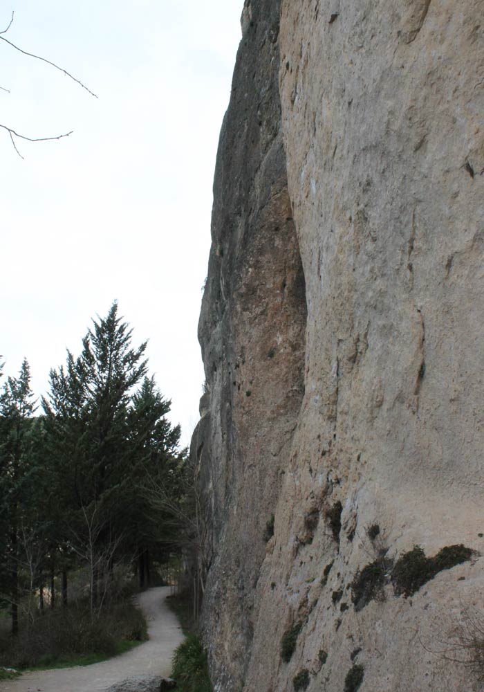 El sendero de regreso transita junto a un barranco usado para hacer escalada ruta de la Hoz del Júcar