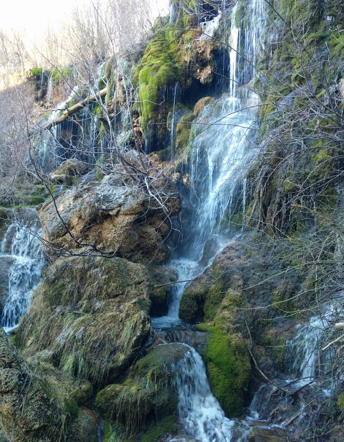 Detalle de la cascada principal del nacimiento del río Cuervo