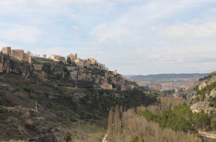 Vista del casco histórico y los rascacielos de Cuenca ruta de la Hoz del Júcar