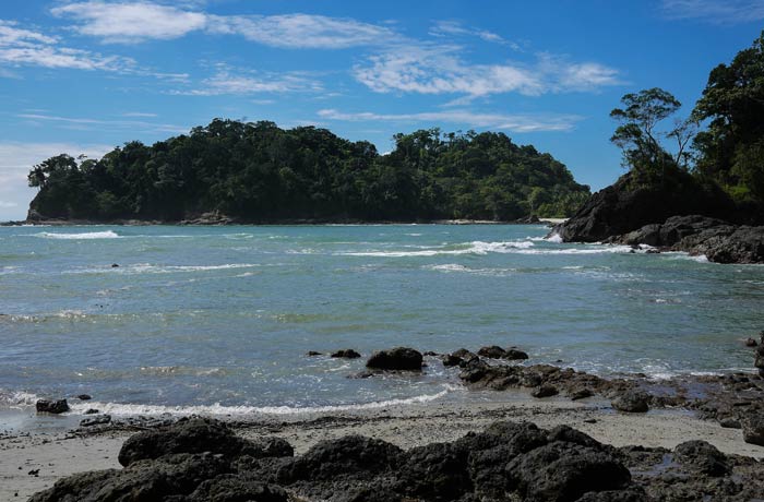 Playa Puerto Escondido con la marea alta Playas de Manuel Antonio