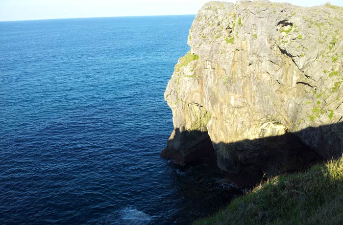 Acantilado en el camino de la playa de Borizu a la de Troenzo