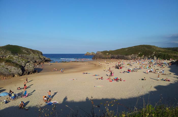 Bañistas en la playa de Borizu