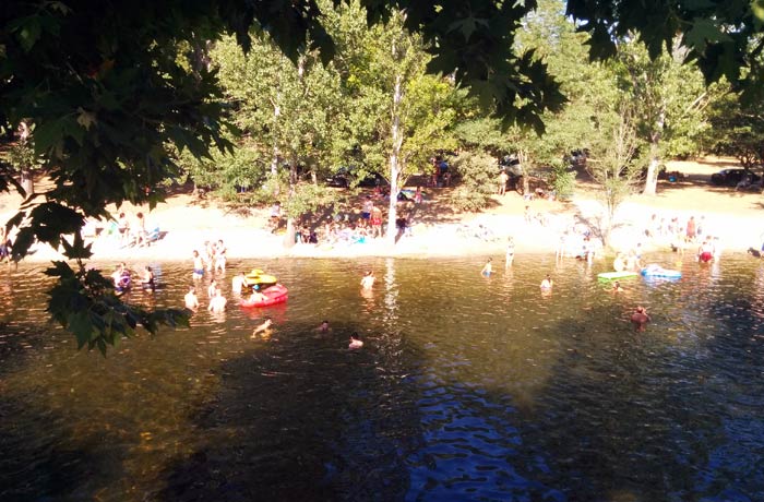 Bañistas en las aguas de la piscina natural de Riomalo de Abajo