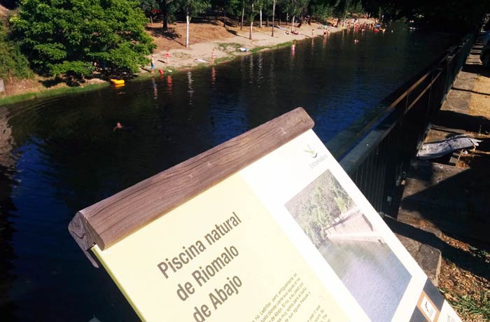 Cartel informativo de la piscina natural del Riomalo de Abajo