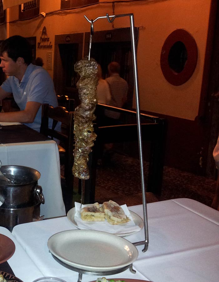 Típica espetada de carne Una semana en Madeira