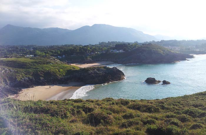 Playas de La Tayada (en primer término) y Troenzo