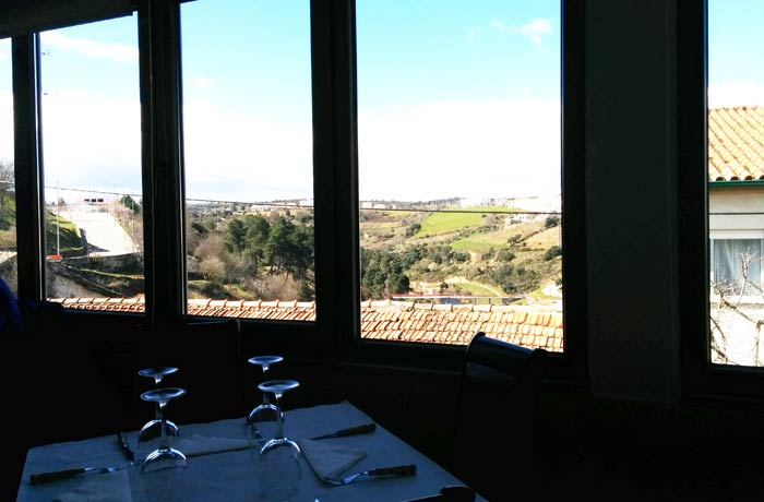 Interior del restaurante O Mirandes comer en Miranda do Douro