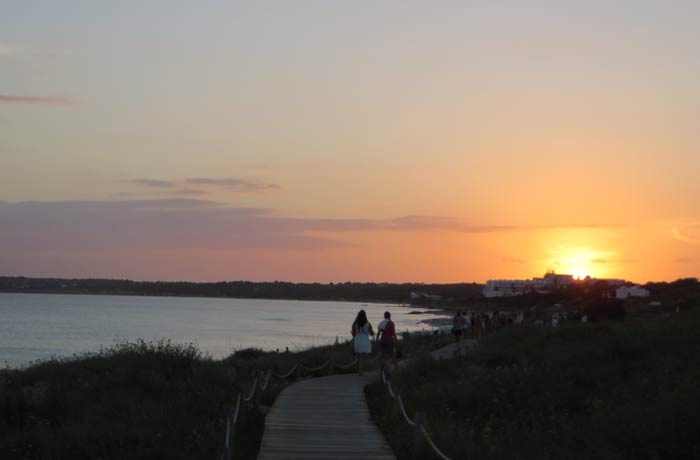 Pasarela de la playa de Migjorn al atardecer que ver en Formentera