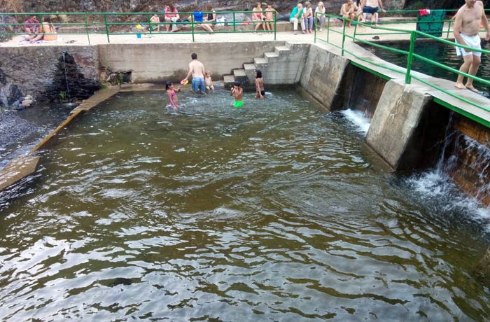 Piscina para los más pequeños a continuació de la grande Valero