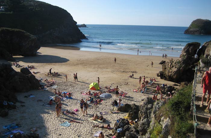 Bañistas en la playa de Troenzo