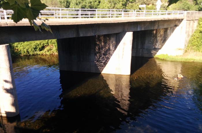 Puente sobre la carretera que llega desde la provincia de Salamanca encima de la piscina natural de Riomalo de Abajo