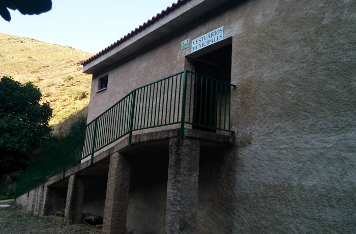 Vestuarios y baños junto a la piscina natural de Valero