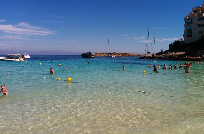 Aguas cristalinas de la playa de Illetes Mallorca