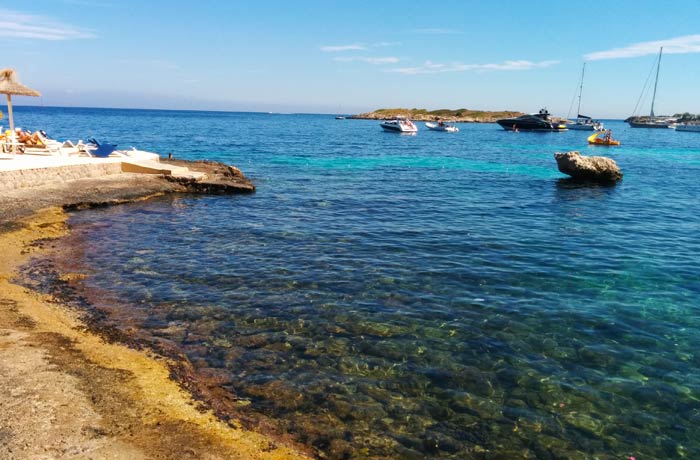 Vista de las aguas en las calas de la playa de Illetes Mallorca