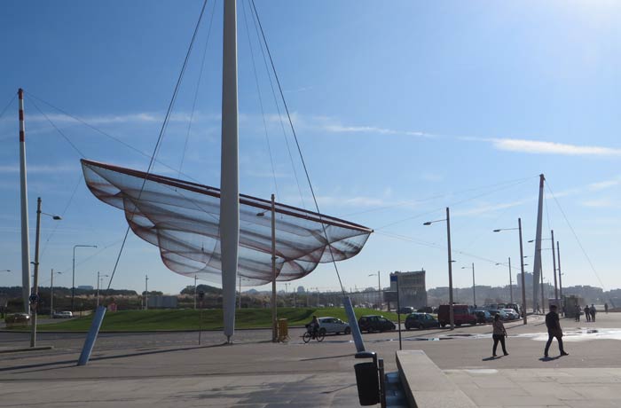"She changes" o "Anémona gigante", la obra de Janet Echelman que nos recibe al llegar a Matosinhos Oporto