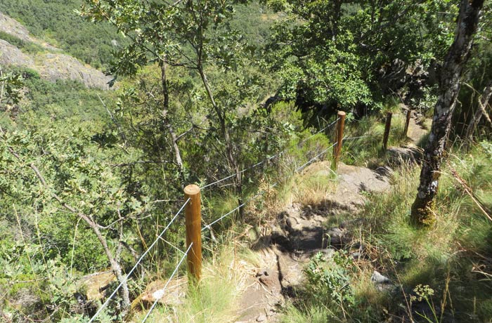 Barandilla al inicio de la bajada Cascada de Sotillo