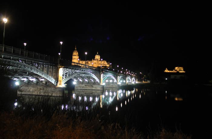 Catedral, puente Enrique Estevan y, a la derecha, la iglesia de San Esteban vistas de Salamanca