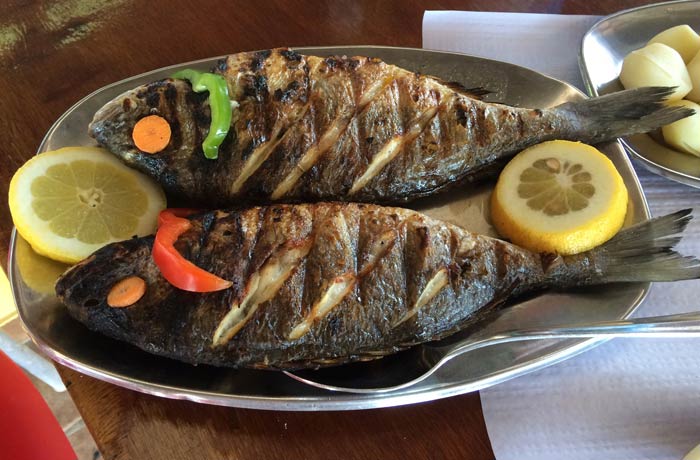 Doradas a la brasa del restaurante do Sebastiao comer en el Algarve