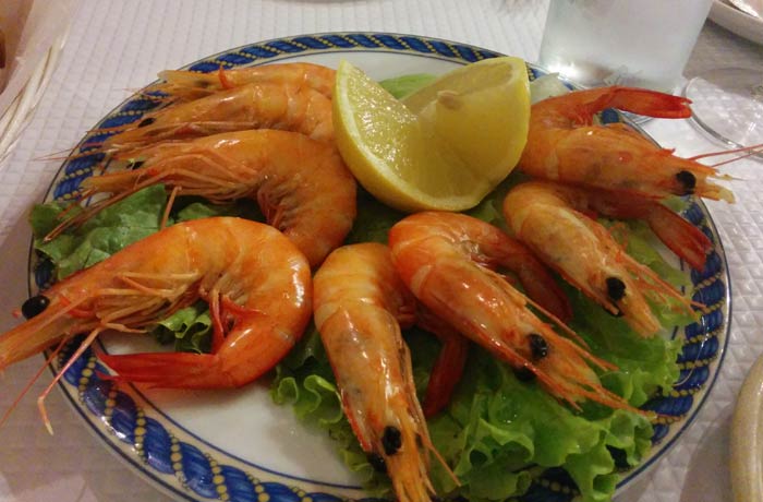Gambas cocidas del restaurante Marigil comer en el Algarve