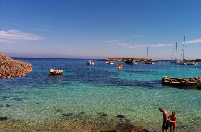 Uno de los islotes que dan nombre a la playa de llletes y pequeñas embarcaciones