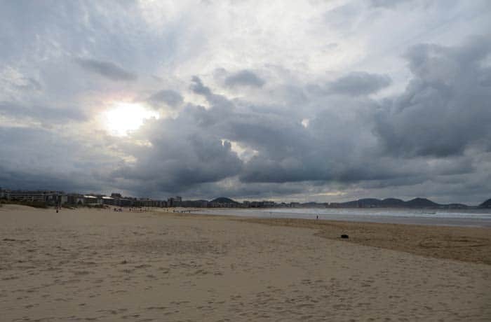 La playa de Laredo en un día nublado