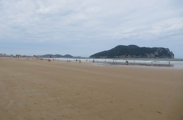 Paseantes por la arena de la playa de Laredo