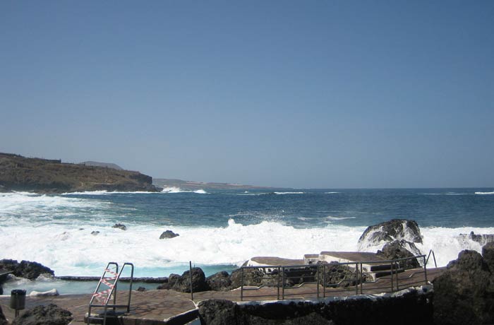 Las olas rompen contra las piscinas de Garachico qué ver en Tenerife