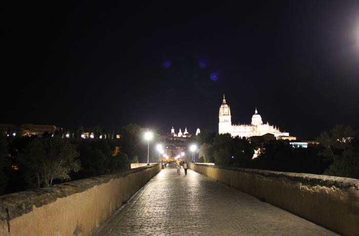 La Catedral, mientras se pasea por el Puente Romano vistas de Salamanca